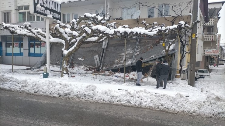 Kar Yağışı Elektrik Direklerini Devirdi