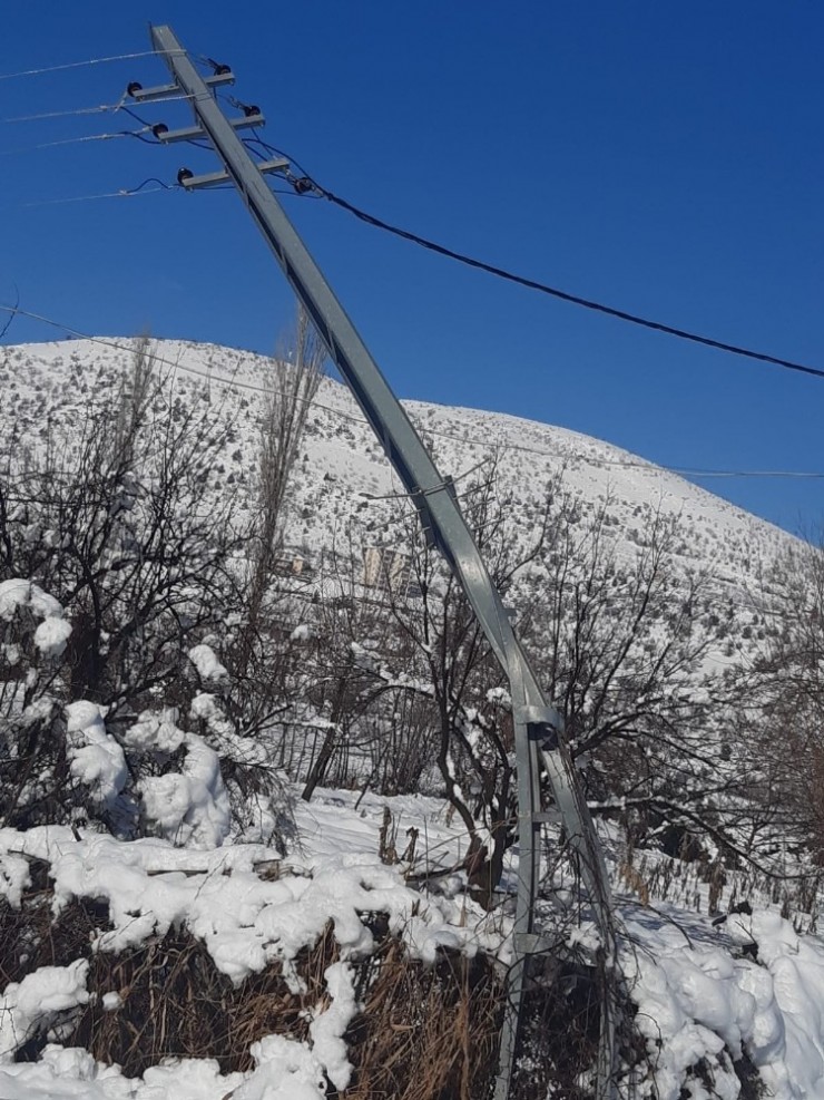 Kar Yağışı Elektrik Direklerini Devirdi