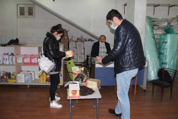 Çay Paketinden Hayvan Gübresi Çıktı