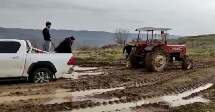 Aşıya Giden Filyasyon Ekibi Çamura Saplandı