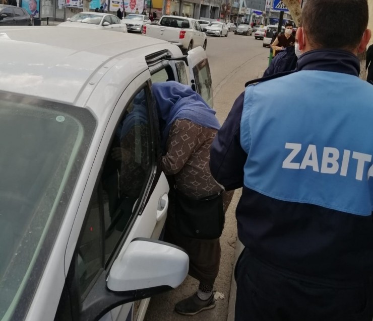 Zabıta Ve Polisten Kaçan Dilenciler Tuvalette Yakalandı