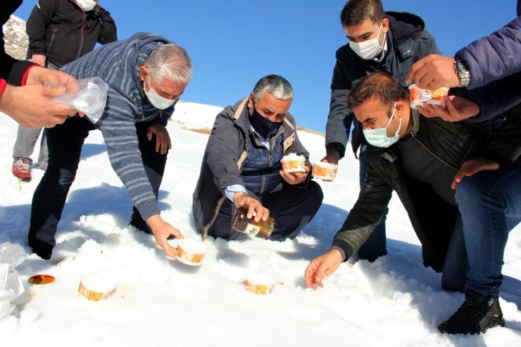 Organik Dut Pekmezi İle Karlı Dağlarda ’karlambaç’ Yapımı