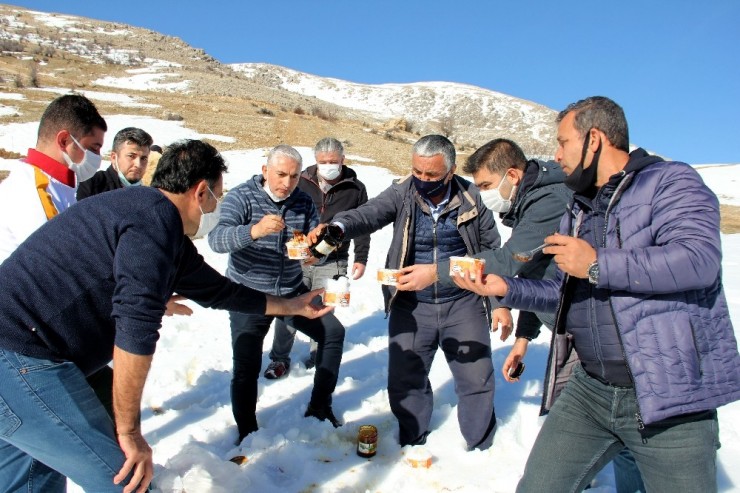 Organik Dut Pekmezi İle Karlı Dağlarda ’karlambaç’ Yapımı