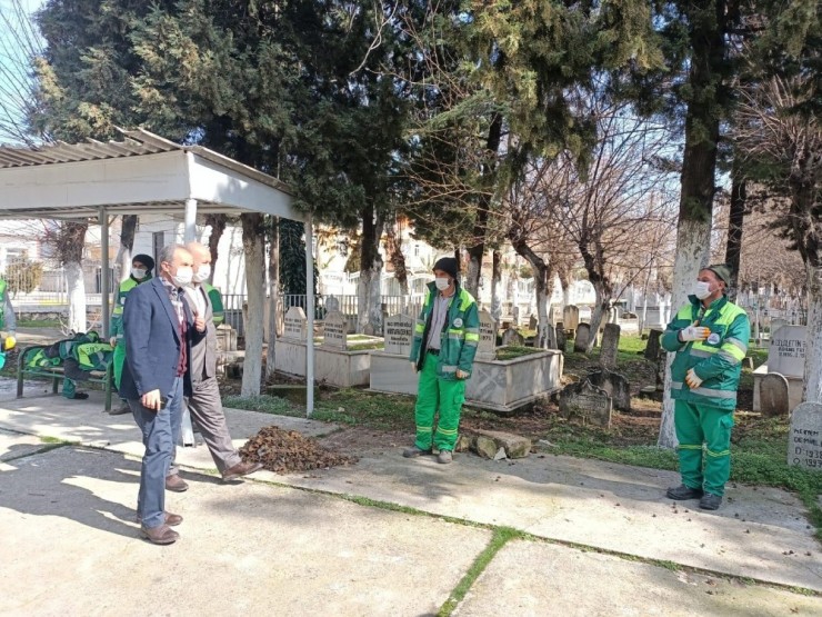 Mezarlıklarda Bakım Ve Temizlik Yapıldı