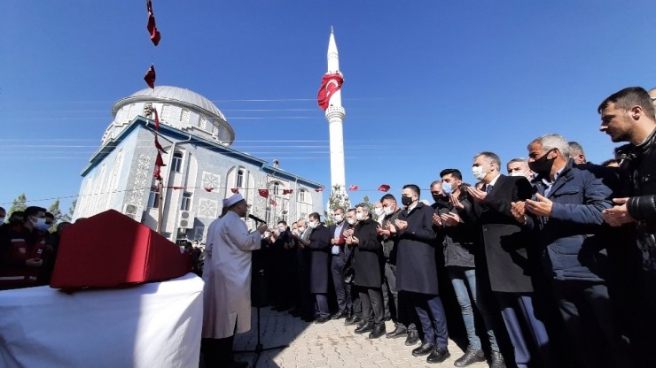 Şehit Yakınları Tabutun Başında ‘şehitler Ölmez Vatan Bölünmez’ Sloganı Attı