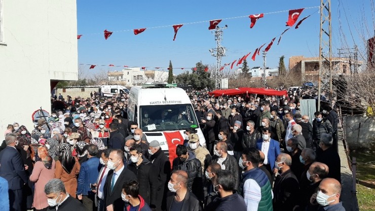 Şehit Yakınları Tabutun Başında ‘şehitler Ölmez Vatan Bölünmez’ Sloganı Attı