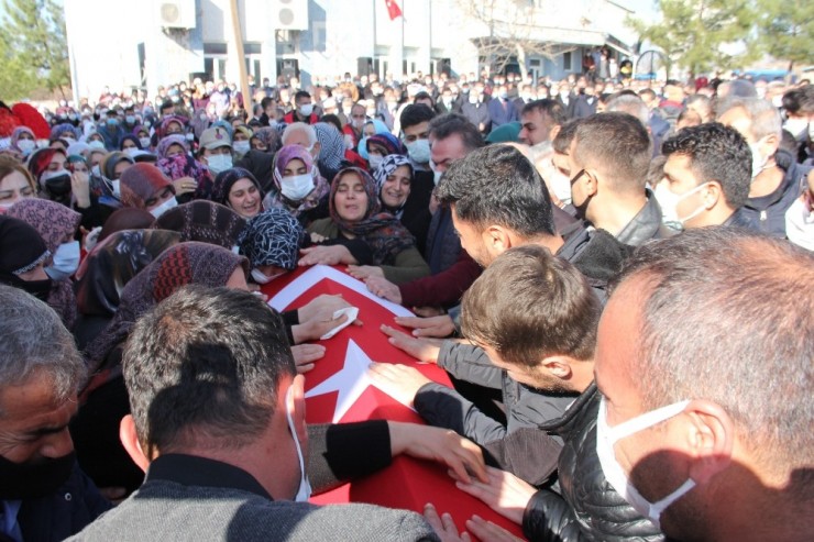 Şehit Yakınları Tabutun Başında ‘şehitler Ölmez Vatan Bölünmez’ Sloganı Attı