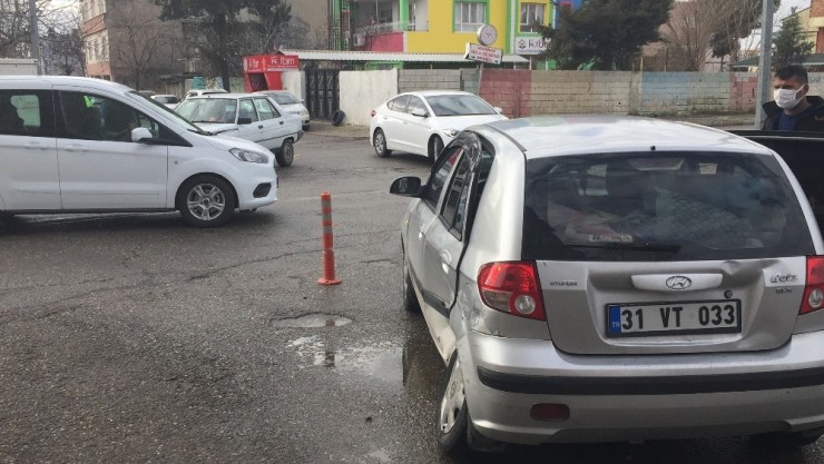 İki Otomobilin Çarpıştığı Kaza Güvenlik Kamerasında