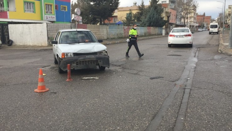 İki Otomobilin Çarpıştığı Kaza Güvenlik Kamerasında