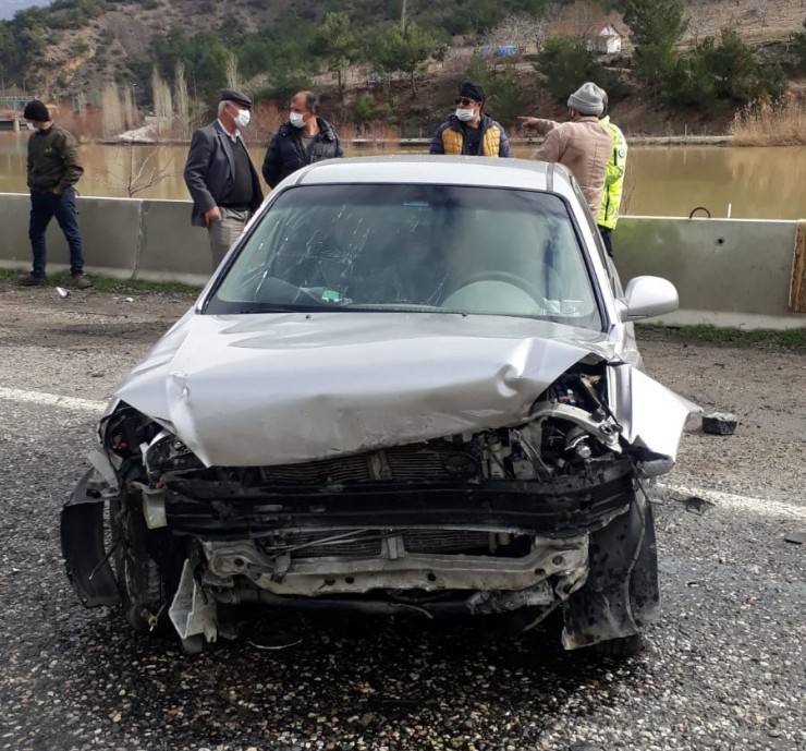 Bariyere Çarpan Otomobilin Sürücüsü Yaralandı