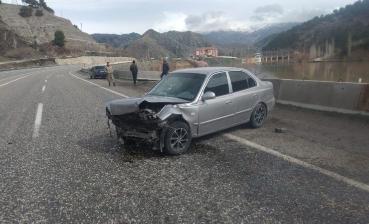 Bariyere Çarpan Otomobilin Sürücüsü Yaralandı