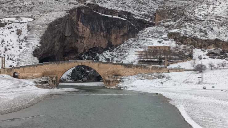 2 Bin Yıllık Tarihi Köprü Kar İle Bir Başka Güzel