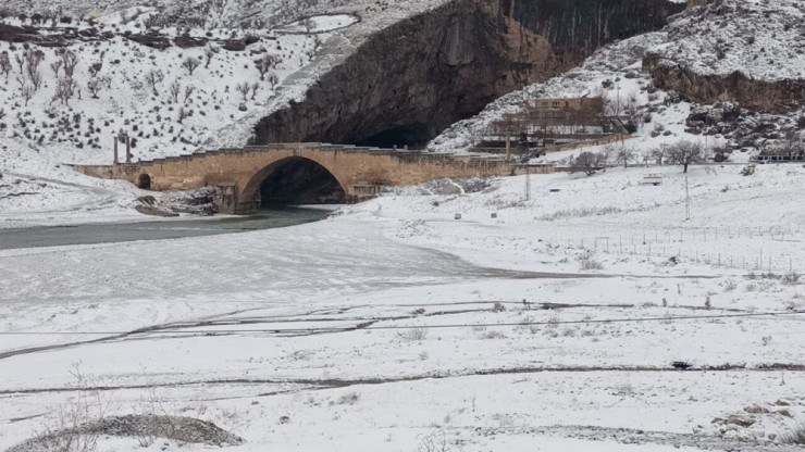 2 Bin Yıllık Tarihi Köprü Kar İle Bir Başka Güzel