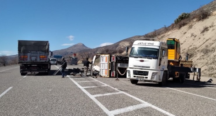 Devrilen Kamyon Adıyaman-gölbaşı Yolunu Trafiğe Kapattı