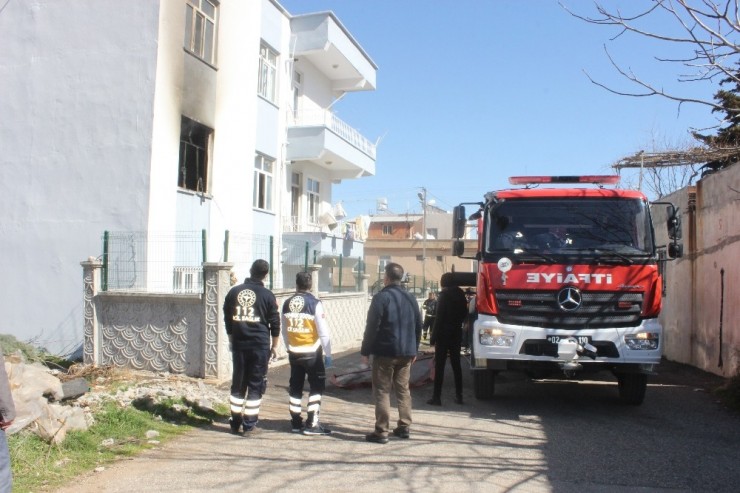 Üç Katlı Apartmanda Çıkan Yangın Paniğe Neden Oldu