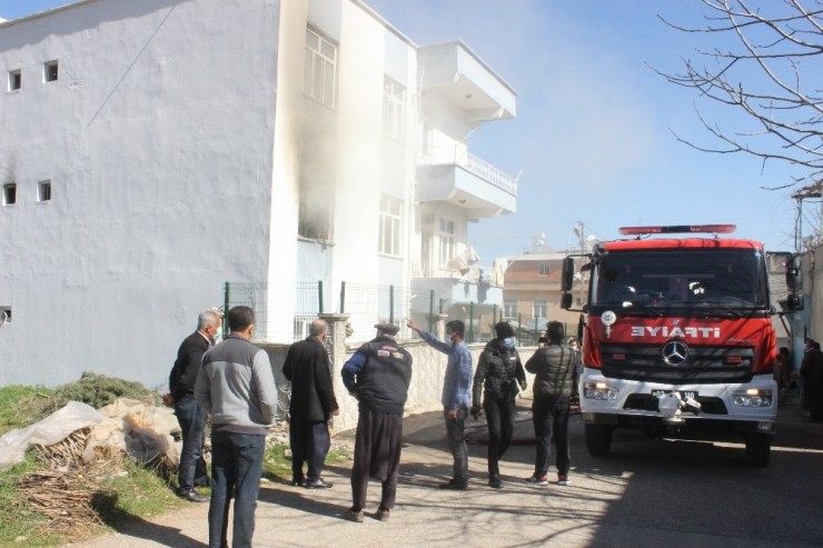 Üç Katlı Apartmanda Çıkan Yangın Paniğe Neden Oldu