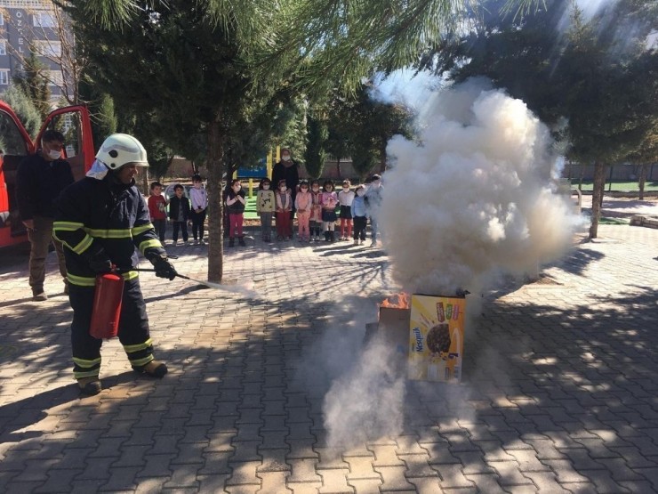 İtfaiyeci Erlerinden Miniklere Yangın Eğitimi