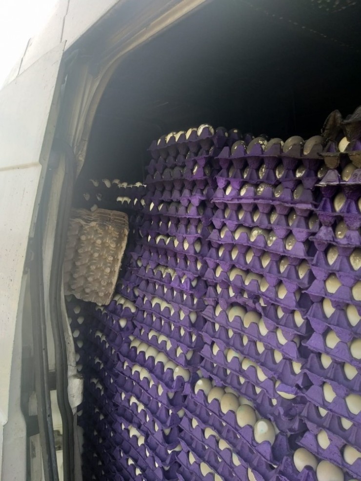Besni’de Yumurta Yüklü Minibüs Alev Aldı