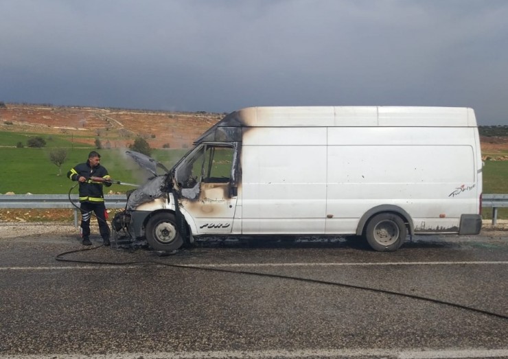 Besni’de Yumurta Yüklü Minibüs Alev Aldı