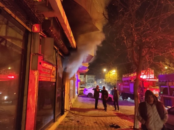 Kahta’daki İş Yeri Yangını Paniğe Sebep Oldu