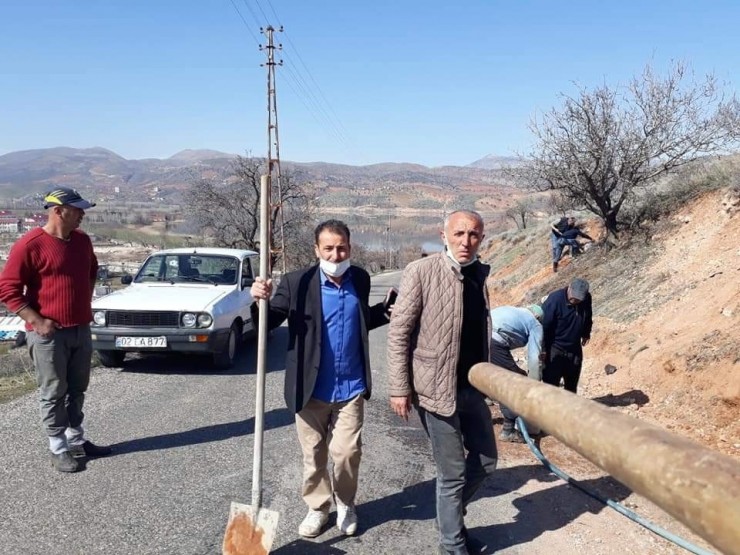 Köylüler Kendi İmkanlarıyla Ağaç Dikti