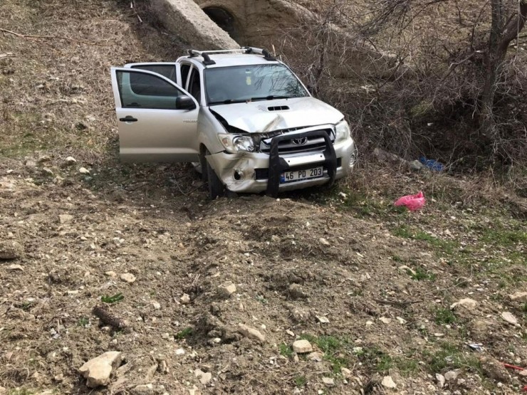 Şarampole Yuvarlanan Kamyonetin Sürücüsü Yaralandı