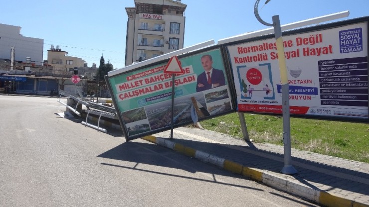 Şiddetli Rüzgar Ağaçları Kökünden Söküp Çatıları Uçurdu