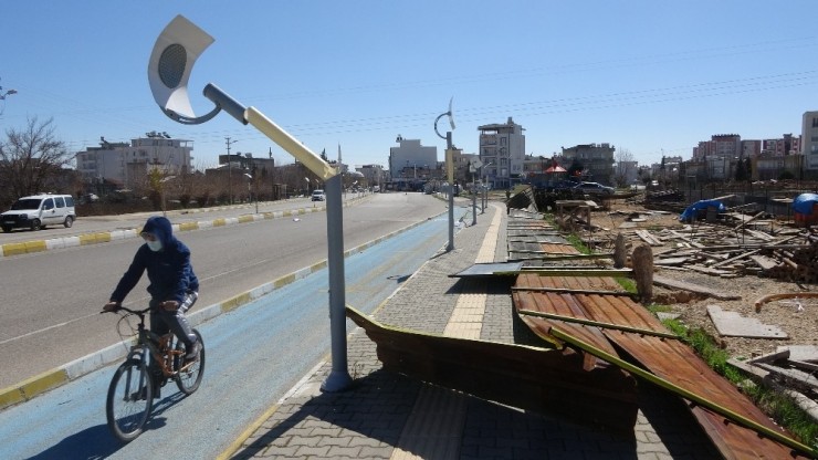 Şiddetli Rüzgar Ağaçları Kökünden Söküp Çatıları Uçurdu