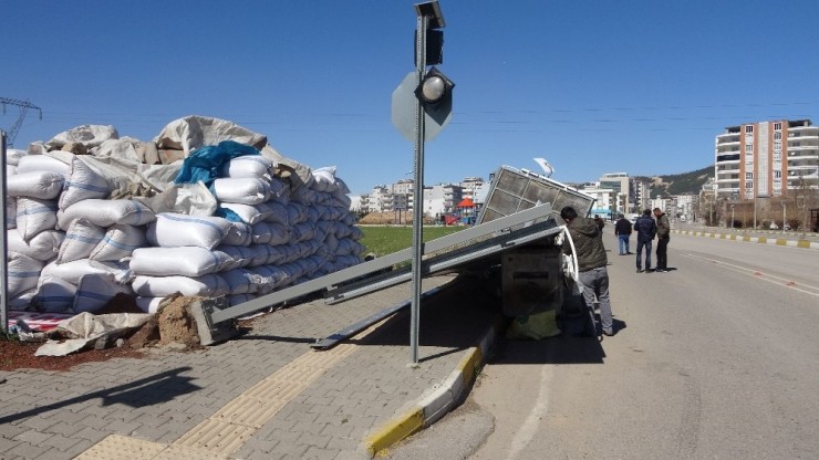 Şiddetli Rüzgar Ağaçları Kökünden Söküp Çatıları Uçurdu