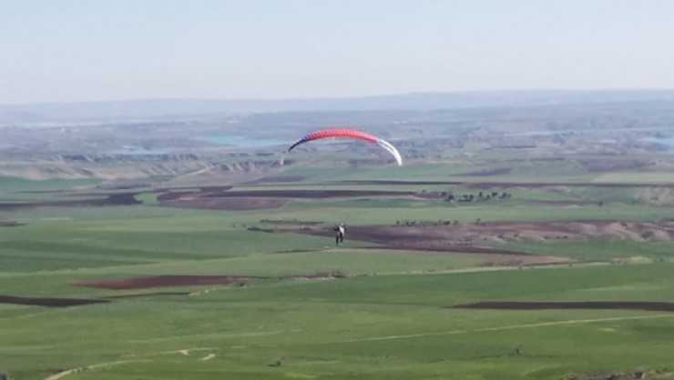 Yamaç Paraşütleri Adıyaman Semalarında Süzüldü