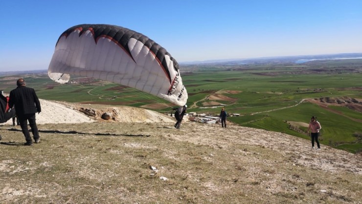 Yamaç Paraşütleri Adıyaman Semalarında Süzüldü