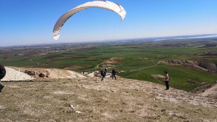 Yamaç Paraşütleri Adıyaman Semalarında Süzüldü