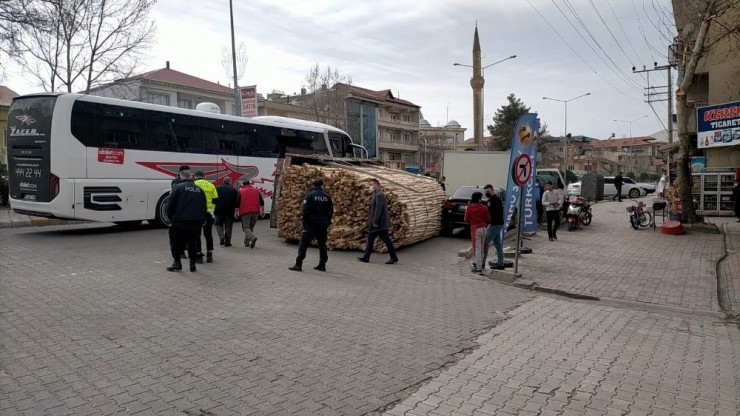 Kavak Yüklü Kamyonet Devrildi