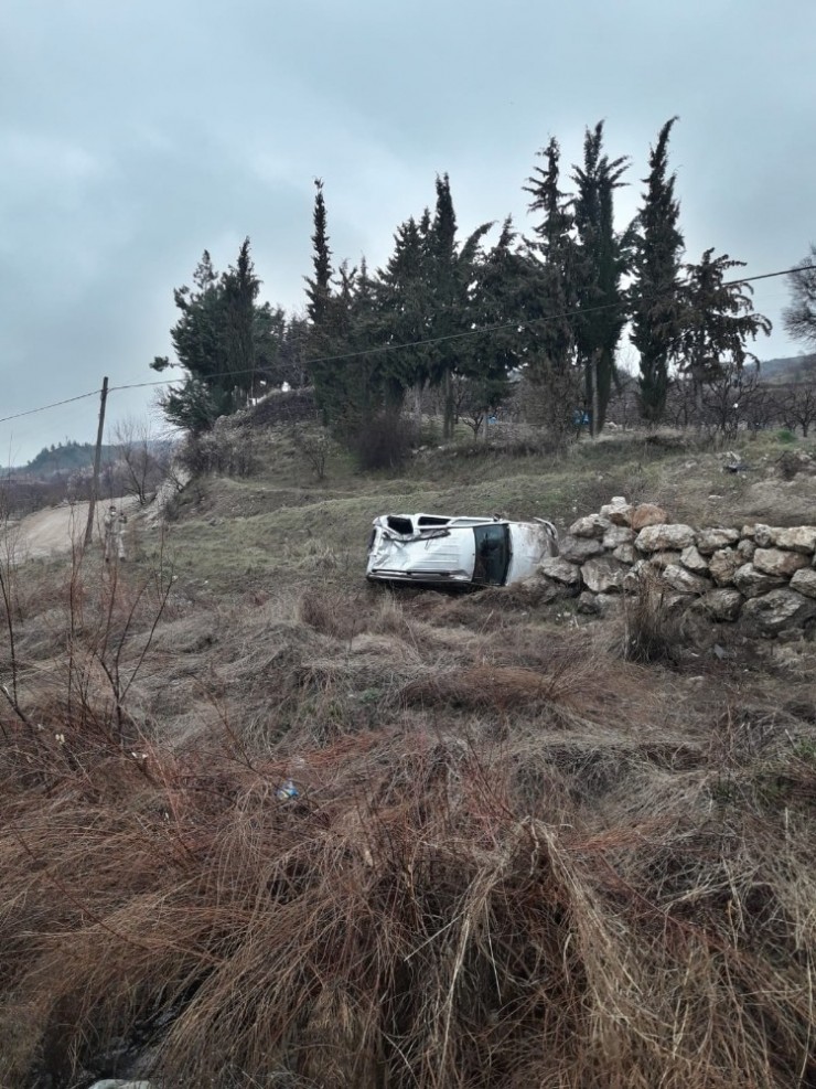 Takla Atan Otomobilden Hafif Sıyrıklarla Atlattı