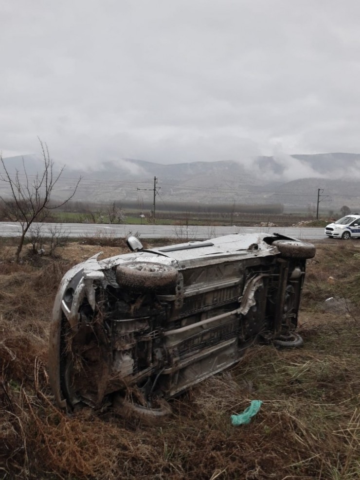 Takla Atan Otomobilden Hafif Sıyrıklarla Atlattı