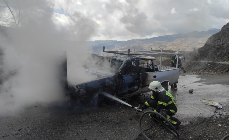 Alev Alan Kamyonet Hurda Yığınına Döndü