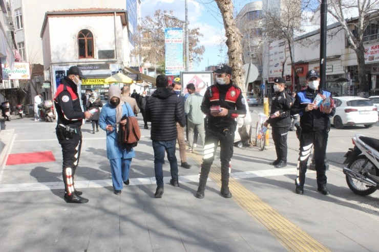 Polisler Adıyaman’ın Rengini Mavi Yapmak İçin Broşür Dağıttı