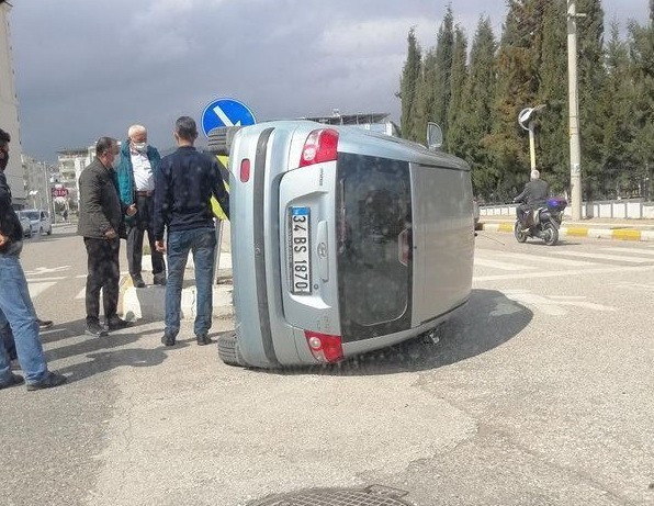 Kontrolden Çıkan Otomobil Takla Attı