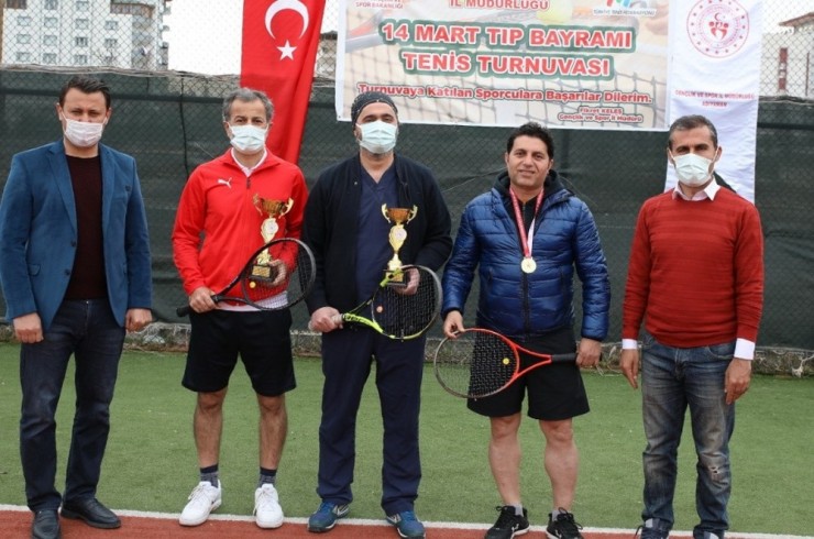 Doktor Ve Kadınlara Özel Tenis Turnuvası Yapıldı