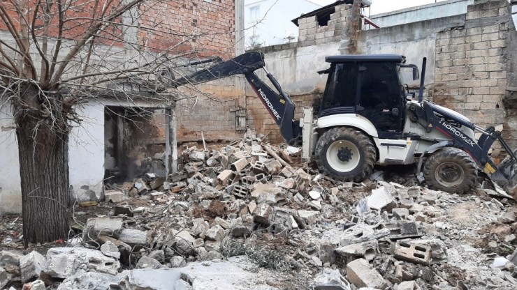 Mahallenin Huzur Ve Güvenliği İçin Metruk Bina Yıkıldı