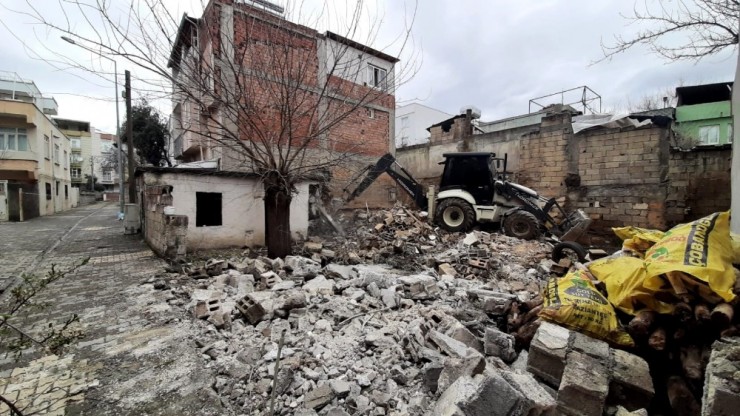 Mahallenin Huzur Ve Güvenliği İçin Metruk Bina Yıkıldı