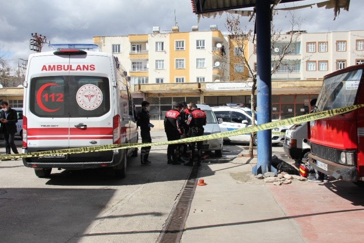 Kafasını Demire Çarpan Adam Hayatını Kaybetti