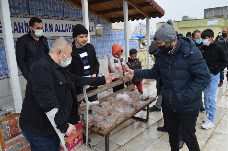 Besni’de Muhsin Yazıcıoğlu Anısına Tatlı Dağıtıldı