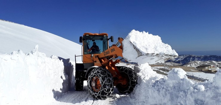 Kar Kalınlığı 1 Metre Olan Nemrut Yolu Açıldı