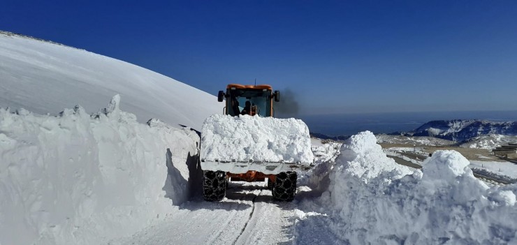 Kar Kalınlığı 1 Metre Olan Nemrut Yolu Açıldı