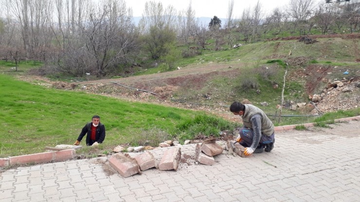 Yürüyüş Yolunda Bozulan Kaldırım Taşları Yenileniyor