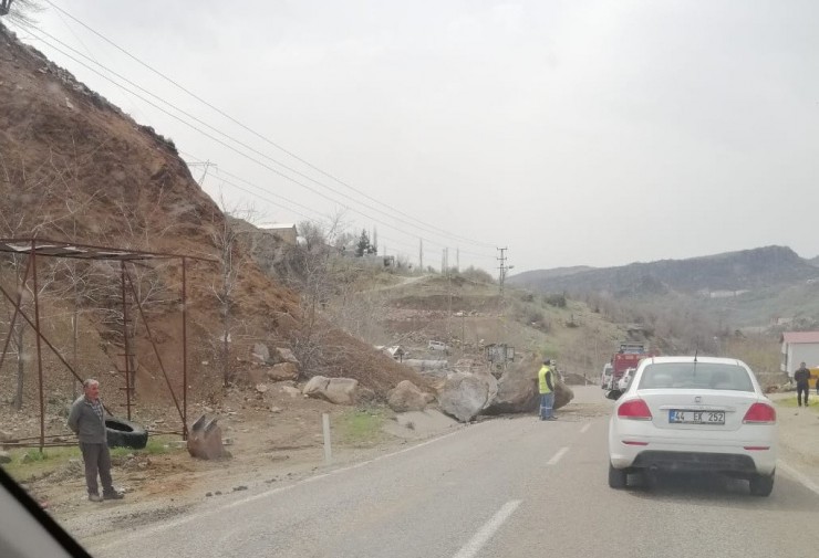 Dev Kayalar Adıyaman- Malatya Karayolunu Trafiğe Kapattı