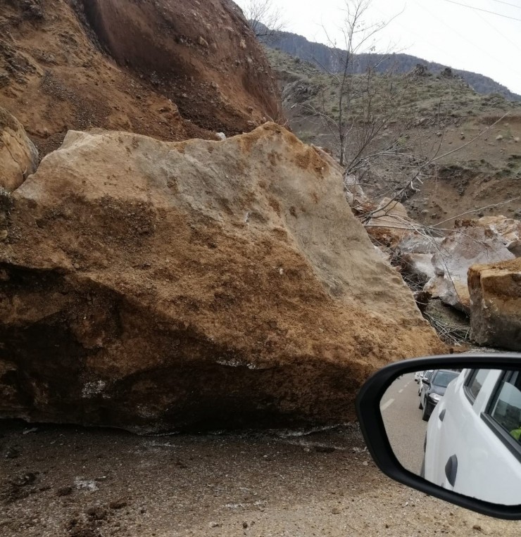 Dev Kayalar Adıyaman- Malatya Karayolunu Trafiğe Kapattı