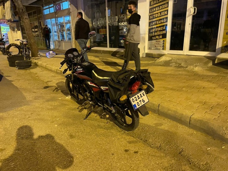 Kontrolden Çıkan Motosiklet Devrildi: 3 Yaralı