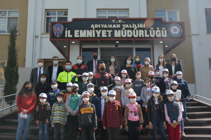 Öğrenciler, Emniyet Müdürü Ergüder’in 10 Nisan Polis Bayramını Kutladı